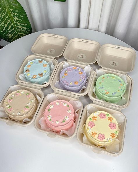 Mini Bento Cake, Korean Lunch Box Cake, Teachers Day Cake, Korean Lunch Box, Sweet Cart, Small Birthday Cakes, Bento Cakes, Cute Lunch Boxes, Tiny Cakes