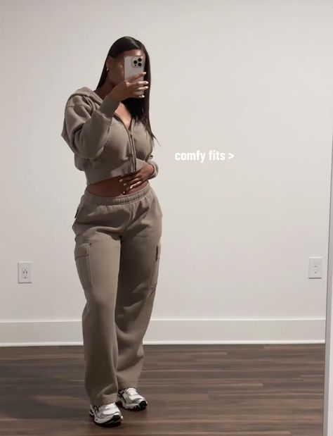 Asics Outfit, Airport Outfit Winter, Bad And Boujee Outfits, Gymwear Outfits, Airport Outfits, Effortless Outfit, Chill Fits, Simple Fits, Causal Outfits