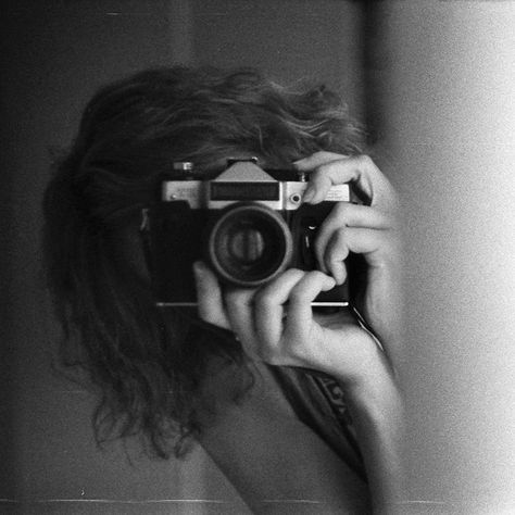 Photographer Woman Aesthetic, Photograph Aesthetic Vintage, Film Photographer Aesthetic, Black And White Photography Aesthetic, B&w Film Photography, Photography Profile Picture, Female Photographer Aesthetic, Photograph Aesthetic, White Camera