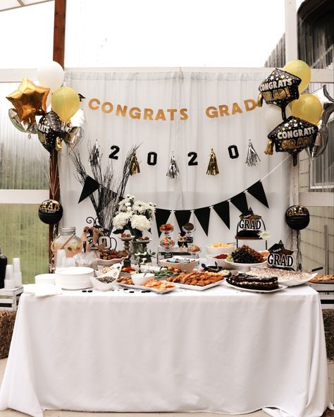 College Graduation Decoration Ideas Grad Parties, Highschool Graduation Party Decorations, Open House Table Decorations, Uh Graduation Party, College Graduation Dessert Table Ideas, College Grad Decoration Ideas, Grad Party Simple, Grad Decoration Ideas Outdoor Parties, Aesthetic Grad Party Decor