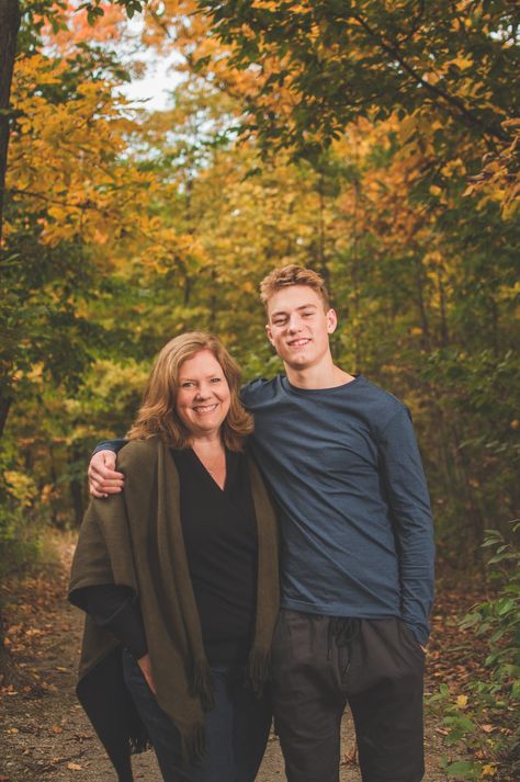 Mother Older Son Photos, Mom And Grown Son Photo Ideas, Teenage Son And Mom Pictures, Mom Son Daughter Photo Shoot, Mother And Adult Son Photoshoot, Mother Teen Son Portraits, Mother Teenage Son Photoshoot, Mom And Son Senior Pictures, Mother Son Senior Picture Ideas