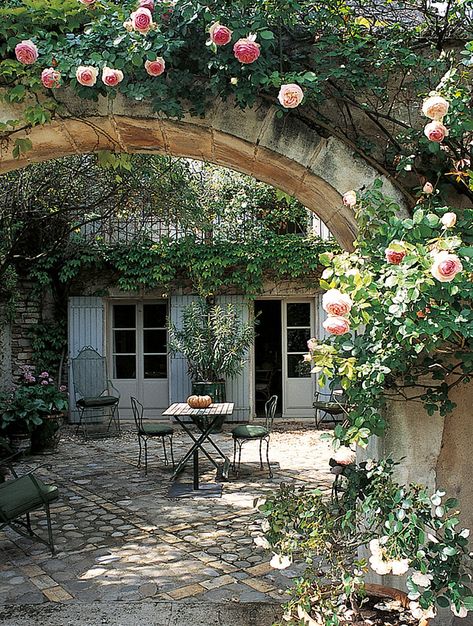 French Country Patio, French Cottage Garden, French Courtyard, Country Patio, French Garden Design, Asma Kat, Provence Garden, French Patio, French Country Garden