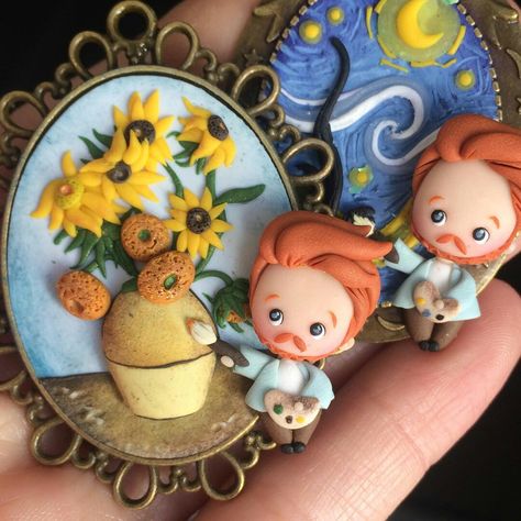 Cute Vincent Van Gogh with his famous paintings Kawaii Chibi Art, Van Gogh Sunflowers, Chibi Art, Pasta Francesa, Clay Mugs, Polymer Crafts, Cute Polymer Clay, Kawaii Chibi, Clay Figures