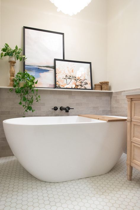 The freestanding bathtub in this main bathroom renovation Main Bathroom Ideas, Bathroom Freestanding, Stand Alone Tub, Best Bathtubs, Bathtub Decor, Tub Ideas, Bathtub Design, Standing Bath, Master Bath Remodel