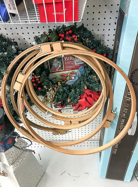 Thrifted, wide block vintage quilt hoops pair with gorgeous faux florals to make cute and simple wreaths. #diycrafts #wreaths #quilthoopwreaths #embroideryhoops #diywreaths #fauxflowers #flowers #springdecor Quilted Wreath, Quilt Display Racks, Quilting Hoops, Etsy Embroidery, Quilt Hangers, Quilt Rack, Quilt Display, Diy Display, Wreath Project