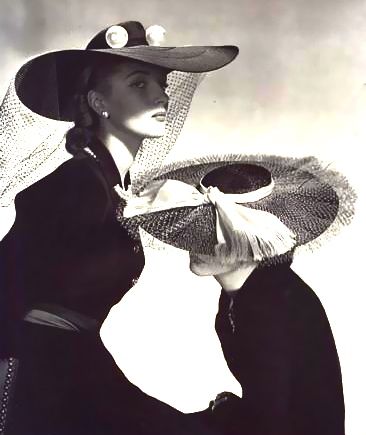 Modelli cappelli 1942 Horst P Horst, 1940s Hats, Fashion 1940s, Spring Hats, Vintage Millinery, Peter Lindbergh, Vintage Fashion Photography, 1940s Fashion, Moda Vintage