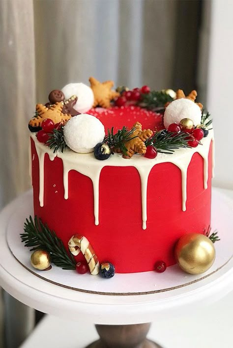 24. Red Wintery Cake with White Icing Drips As the nights draw in, retreat to the warmth of the kitchen and bake sweet treats... Easter Cake Designs, Winter Torte, Christmas Themed Cake, Mini Torte, Christmas Cake Designs, Instagram Profil, New Year's Cake, Christmas Cake Decorations, Xmas Cake