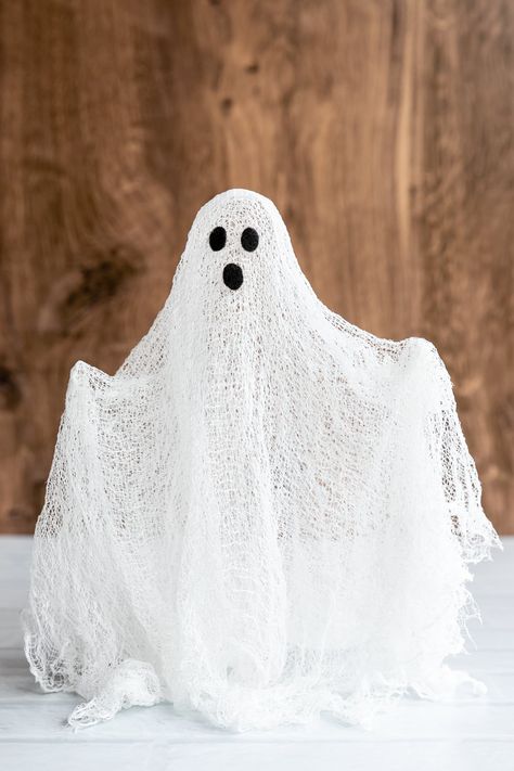 Make your own cheesecloth ghosts with this easy tutorial using glue or Mod Podge. Kids will love making their own spooky glow-in-the-dark ghosts for Halloween. Halloween Craft Tutorials, Homemade Hanging Ghosts, Midge Podge Ghost, Muslin Cloth Ghosts, Diy Ghost Centerpiece, Diy Ghosts Indoor, Gauze Ghosts Diy Crafts, How To Make Cheese Cloth Ghost, Diy Halloween Hanging Decorations