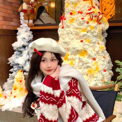 White Beret Outfit, White Beret, Beret Outfit, Christmas Tree White, Christmas Fits, Outfit Check, Christmas Photoshoot, Sweater Christmas, Red Sweater