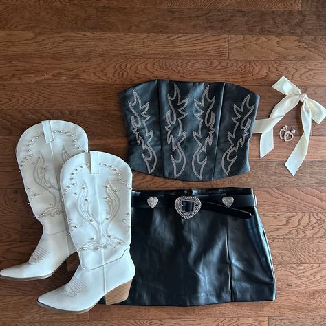 these concert-ready new arrivals hit all the right notes ✨ tap link in bio to shop all new! . . . . . . western boutiques, country boutiques, country concert outfits, denim corset dress, western boots, nashville outfits, trending style Bachelorette Party Outfit Western, Rodeo Night Outfit, Birthday Outfit Night Out, Cowgirl Cowboy Costume, Outfit Fiesta Vaquera, Cute Outfits For Country Concert, Cute Fall Party Outfits, Cowboy Style Outfits, Black Country Concert Outfit