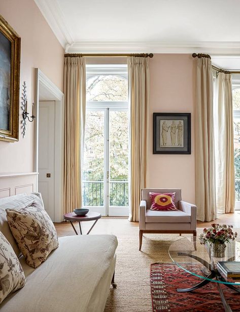 Décor: A Powdery Pink London Flat Designed by Virginia Howard British Interior Design, Pink Interiors, Old Country Houses, Credenza Design, British Interior, London Home, Sideboard Designs, London House, London Apartment