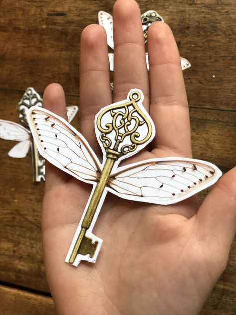 Flying keys, inspired by the HP saga, are very easy to make. They can be used as Wizarding party decorations and favors. This lproduct includes 6 different designs to make DOUBLE-SIDED FLYING KEYS that are about 8,5 cm (3.3") tall. Print as many as y... Harry Potter Keys With Wings, Harry Potter Keys, Flying Keys Harry Potter, Potions For Kids, Harry Potter Key, Flying Keys, Harry Potter 3, Cumpleaños Harry Potter, Wizard Party