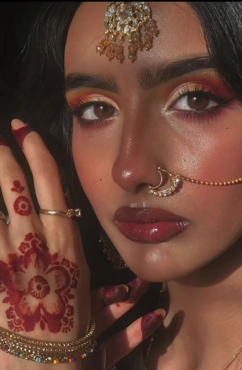 Bengali Makeup, Desi Bridal Makeup, Pakistani Makeup Looks, Eid Makeup Look, Indian Eye Makeup, Maroon Makeup, Mehndi Makeup, Eid Makeup, Indian Makeup Looks