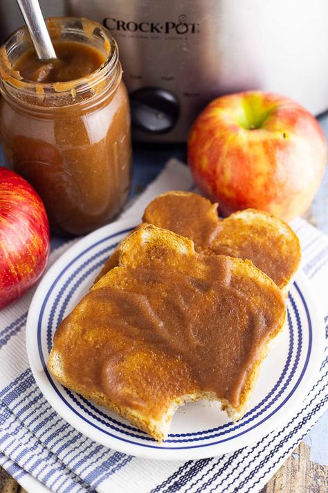 Crockpot Apple Butter is smooth, spiced, and tastes like apple pie! You would never guess just how easy it is to make and that it's actually healthy too! You can even cook it overnight and wake up to the scent of sweet cinnamon apples! This stuff is the BEST. Especially for Fall! Directions on how to make this apple butter recipe with no sugar, as well! Homemade Taffy, Diy Sauces, Crockpot Apple Butter, Slow Cooker Applesauce, Crockpot Apple, Apple Butter Crock Pot, Fall Apple Recipes, Apple Desserts Easy, Apple Butter Recipe