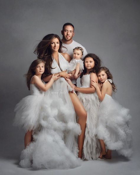 Royalty Family Photoshoot Ideas, Glam Family Photos, Glam Family Photoshoot, Family Portrait Photography Poses, Mother Daughter Photography Poses, Studio Family Portraits, Family Photo Studio, Family Studio Photography, Mother Daughter Photos