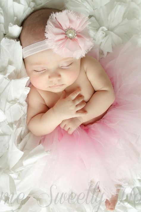 Newborn Photography Tutu, Newborn Tutu Pictures, 3 Week Old Baby Photography, Baby Pics Ideas, Baby Photoshoot Ideas At Home, Baby Picture Ideas, Tutu Style, Born Photography, Newborn Tutu