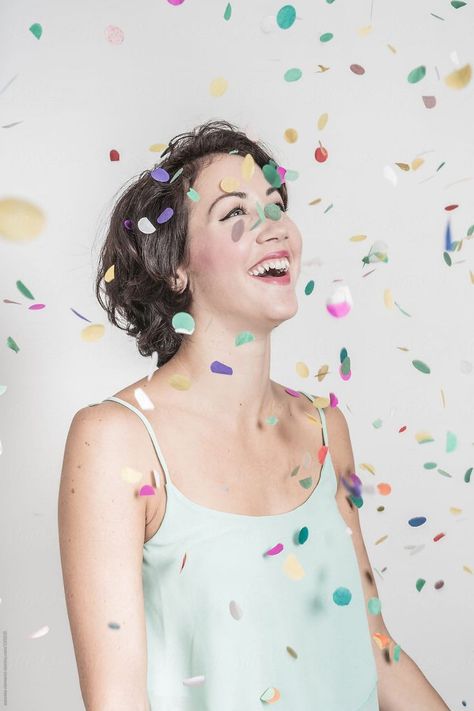 Nye Confetti, Confetti Photography, Branding Poses, Person Photography, Women Laughing, Birthday Pics, Studio Photography Poses, Branding Photoshoot Inspiration, Personal Branding Photoshoot