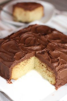 Old Fashioned Yellow Cake, Cake With Chocolate Frosting, Yellow Cake Recipe, Chocolate Fudge Frosting, Fudge Frosting, Frosting Recipe, Chocolate Icing, Chocolate Chocolate, Yellow Cake