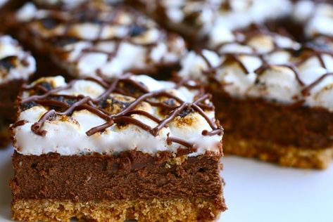 s'mores cheesecake bars Smoked Cheesecake, Smores Cheesecake, Smore Recipes, Dessert Packaging, Cherry Recipes, S'mores, Indulgent Desserts, Cheesecake Bars, Yummy Sweets