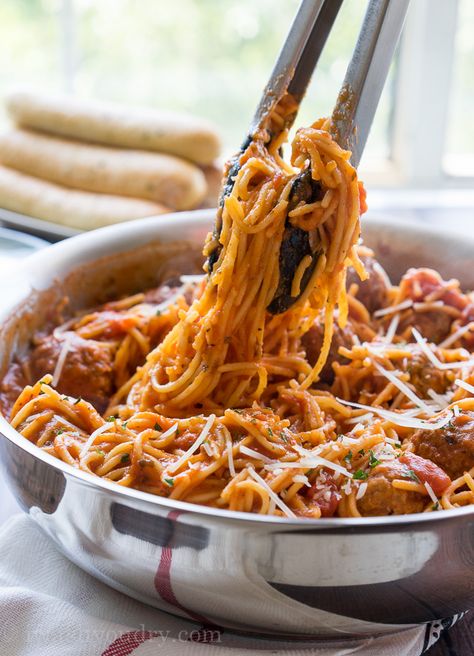 Everything gets cooked in one pan! My family loves this One Pot Spaghetti and Meatballs, I love how it's a super easy clean up! One Pot Spaghetti, One Pan Pasta, Easy To Cook Meals, Easy Spaghetti, Taco Soup Recipe, One Dish Dinners, One Pot Pasta, Spaghetti And Meatballs, Spaghetti Recipes