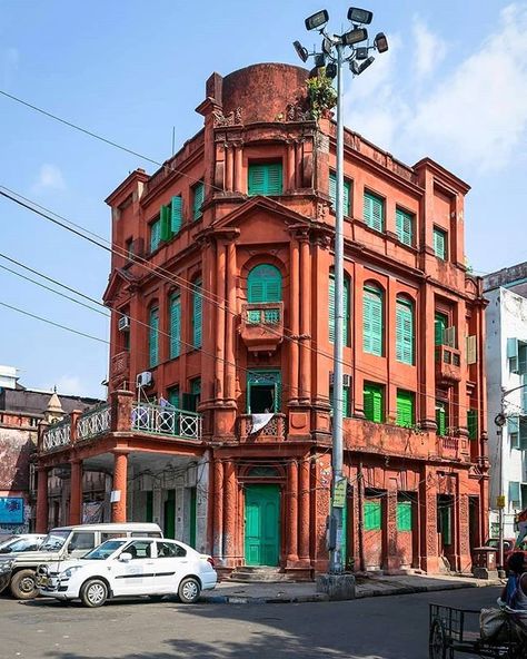 Do you often stop by looking at a Calcutta house? Standing and admiring the architecture? Well this happens in Kolkata where the  smell of old is still very strong.  @ig_aneek  Turn on post notifications to never miss an update from this page  Use our official hashtag #indiandesign or #designindian & tag us @designindian  #designinspiration #india #indiandesign #designindian #Indiandesigners #indianart #indianPhotography #luxury  #indianfashion #indianfashionblogger #indianethnic #indianethnicwe Incredible India Posters, India Street, India Poster, India Painting, Quaint Cottage, India Culture, Restaurant Ideas, House Construction Plan, Architecture Painting