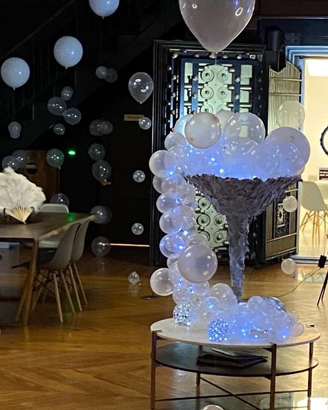 Balloon Bubbles Bubbles Party Decorations, Martini Balloon Arch, Teal Decorations, Balloon Props, Balloon Bubbles, Nye Balloons, Bubbles Balloons, Balloon Decorations Diy Tutorials, Wedding Decorations Diy Centerpiece