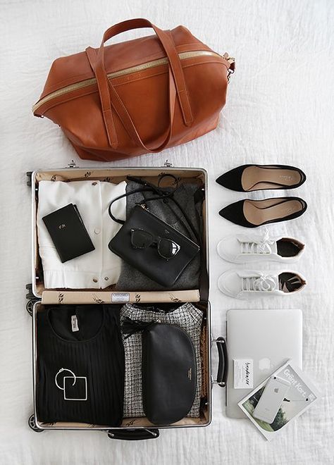 Trendy Travel Bags, Flat Layout, Travel Girl, Travel Capsule, Suitcase Packing, What In My Bag, Woman Style, Bag Essentials, Travel Light