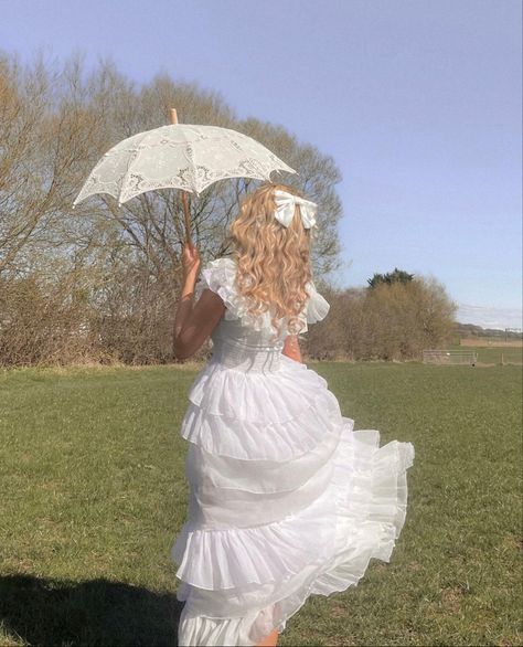 Southern Belle Hairstyles, Cinderella Core, Southern Belle Aesthetic, Picnic Date Outfits, Ballroom Aesthetic, Whimsical Dresses, Female Aesthetic, Southern Belle Dress, Whimsical Dress