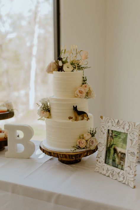 Dog Incorporated In Wedding Cake, Wedding Cake With Animals, Dog Themed Wedding Cake, Dog Eating Cake Wedding, German Shepherd Wedding Cake, Wedding Cake Pet, Pet Wedding Cake, Wedding Cake With Dogs On It, Dogs On Wedding Cake