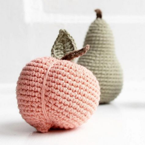 Crochet Peach Pattern Free, Peach Crochet Pattern, Crochet Peach, Peach Pattern, Crochet Heart Pattern, Crochet Fruit, Beading Patterns Free, Crochet Food, Diy And Crafts Sewing