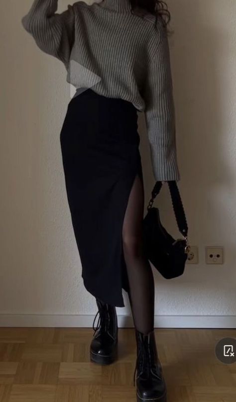 Fall Outfit Skirt Tights, Fall And Winter Office Outfits, Fall Outfit Minimalist, Casual Winter Outfits Skirt, Minimalistic Look Outfits, Sheet Black Tights Outfit, Fall Outfits Women Alternative, Dark Office Outfits Women, Long Skirts Outfit Winter