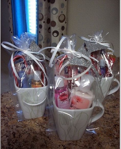 Perfect gift idea! Fill a mug with little accessories, and tie it with a ribbon! Budget Food, Wine Basket, Little Accessories, Shower Prizes, Baby Shower Prizes, Couples Friends, Creative Christmas Gifts, Diy Gift Baskets, Baby Mom