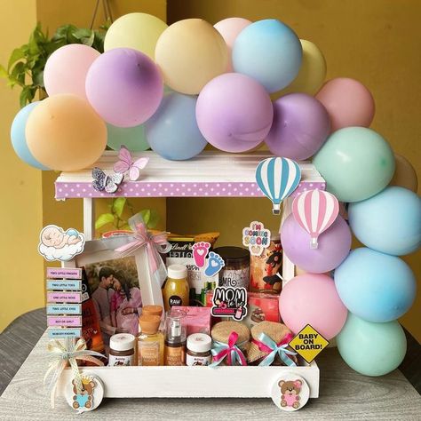 Baby Packing Ideas Gift, Baby Birthday Gift Ideas, Baby Shower Tray Decoration, Kids Hamper Ideas, Birthday Hamper Ideas Kids, Mom To Be Hamper Gift Ideas, Baby Shower Gift Packing Ideas, Gift Packing Ideas For Kids, Baby Shower Hamper Ideas