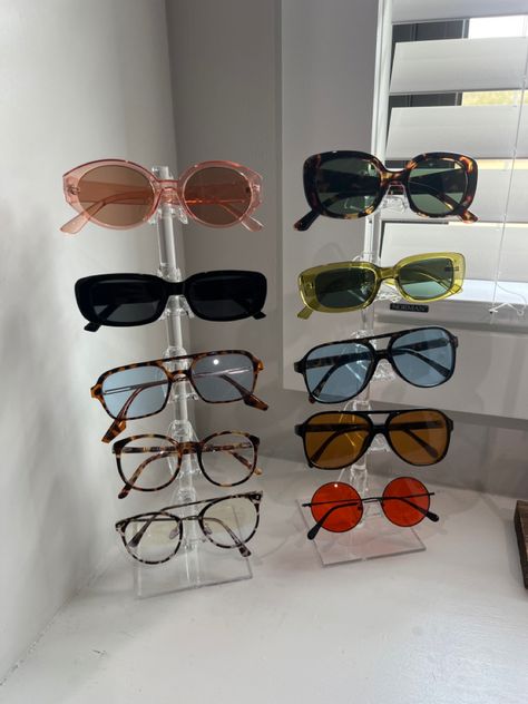 Sunglasses Organization Aesthetic, Sun Glasses Storage Ideas, Sun Glass Organizer, Sunglasses Stand Display, Sunglasses Room Decor, Eye Glasses Organization, Diy Glasses Display, Sunglasses Rack Diy, Ways To Display Sunglasses