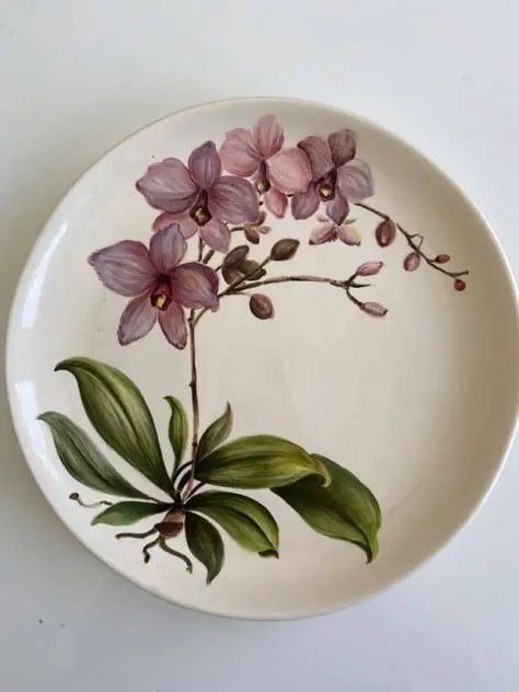 35 Pottery Painting Ideas: Ideas For Creative & Artistic Soul Creative Painting Ideas, Pottery Painting Ideas, Ceramics Bowls Designs, Acrylic Painting Flowers, Acrylic Painting Tips, Painted Plates, Oval Plates, Butterfly Painting, China Painting