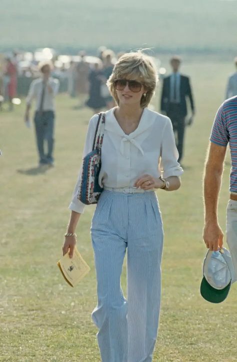 Princess Diana's Best Casual Outfits Over the Years - Business Insider Mode Old School, Prințesa Diana, 1980s Fashion Women, Stile Preppy, Princess Diana Fashion, Old Outfits, Style Royal, Diana Fashion, Royal Outfits