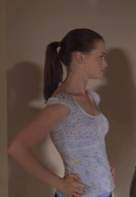 Summer Rory Gilmore, Rory Gilmore Bad Posture, Rory Gilmore Body Type, Lorelei Gilmore Girls Outfits, Rory Gilmore Pink Dress, Rory Gilmore Posture, Rory Gilmore Summer, Lorelei Gilmore Dress, Iconic Lorelai Gilmore Outfits