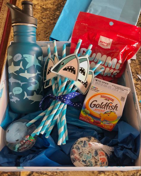 Water Themed Gifts, Shark Themed Gift Basket, Ocean Theme Gift Basket, Shark Gift Basket, Ocean Gift Ideas, Shark Presents, Blue Themed Gift Baskets, Shark Gift Ideas, Beach Theme Food