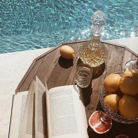 Books by the pool The Beach People, Boho Lifestyle, Living In London, Picnic Date, Italian Summer, Summer Inspiration, Summer Feeling, Summer Dream, Photo Images