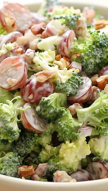 Broccoli Salad With Grapes, Broccoli Grape Salad, Grape Salad Recipe, Salad With Grapes, Grape Recipes, Grape Salad, Broccoli Salad, Healthy Salads, Delicious Salads