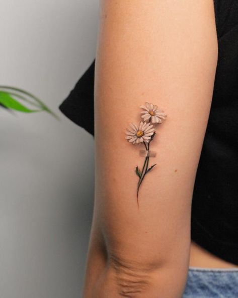 3d Flower Tattoos, Small Daisy Tattoo, Daisy Tattoo Designs, Cool Tattoo Ideas, Daisy Flower Tattoos, Pretty Flower Tattoos, Tiny Wrist Tattoos, Diamond Tattoos, Small Pretty Tattoos