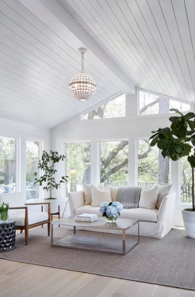 35 Sunroom & Screened Porch Design Ideas - Sebring Design Build Sunroom Remodel, Vaulted Ceiling Living Room, Porch Design Ideas, Sunroom Decorating, Sunroom Designs, Townhouse Designs, Lots Of Windows, Shabby Chic Living Room, Chic Living Room