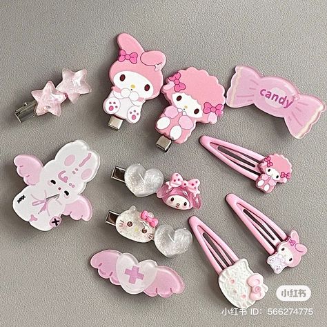 ctto #hairpin #mymelody #sanrio #hellokitty #pink #cute #jewelry #acessorios #aesthetic Hello Kitty Clips, Hello Kitty Hair Clips, Hello Kitty Hair, Kawaii Hair Clips, Melody Hello Kitty, Hello Kit, Kawaii Hairstyles, Yami Kawaii, Kawaii Accessories