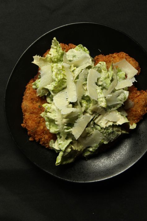 My favorite dinner recipe. A cold caesar salad on top of a crispy, hot fried chicken cutlet. A perfect combination of fresh and indulgent. Check out the recipe on my blog now! The Best Caesar Salad, Best Caesar Salad, Panko Breaded Chicken, Chicken Caesar Salad Recipe, Fried Chicken Cutlets, Homemade Caesar, Caesar Chicken, Schnitzel Recipes, Shaved Parmesan