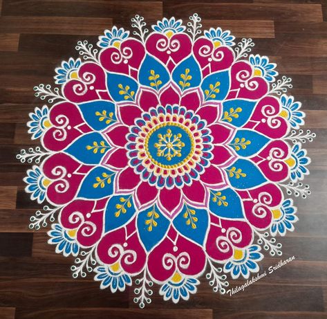 Margazhi Kolam, Rangoli Designs For Competition, Easy Rangoli Designs Videos, Very Easy Rangoli Designs, Rangoli Designs Photos, Rangoli Designs Simple Diwali, Rangoli Simple, Rangoli Side Designs, Colorful Rangoli