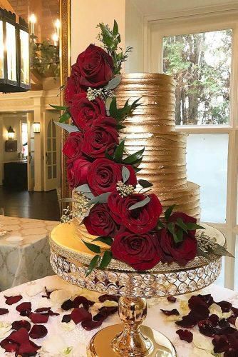 Wedding Cake Gold, Ideas Aniversario, Metallic Wedding Cakes, Red Gold Wedding, Quinceanera Cakes, Metallic Wedding, Wedding Cake Roses, Red Rose Wedding, Floral Wedding Cakes