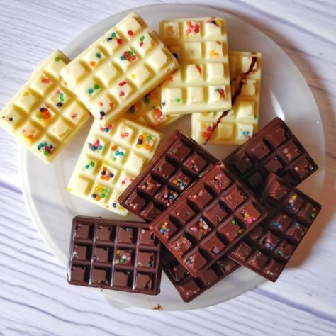 Mini Chocolate Bars, Chocolate Bar Recipe, Chocolate Bars, Cake Decor, Cake Decoration, Bars Recipes, Chocolate Bar, Food Styling, Chocolates