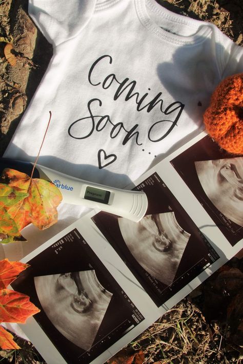 Pregnancy Announcement October 2024, Pregnancy Announcement November 2024, Baby Announcing Ideas Thanksgiving, Fall Themed Pregnancy Announcement, Fall Themed Baby Announcement, Baby Anouncment Ideas Fall, Pregnancy Announcement Fall Ideas, Fall Announcement Pregnancy Photo Ideas, Cute Simple Pregnancy Announcement