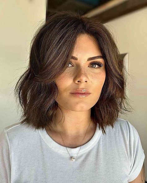 Long Bob Fine Wavy Hair, Textured Lob Haircut Mid Length With Bangs, Italian Bob Haircut 2023 Round Face, Long Bob No Bangs, Bob With Round Face, Haircut Fall 2023, Layered Bob Round Face, Butterfly Lob Haircut, Lob Curtain Bang