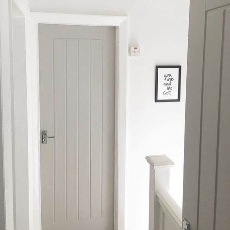 Howdens on Instagram: “Inject personality into your home and choose our Dordogne Smooth internal door which comes pre-finished and ready to paint in a colour of…” Interior Farmhouse Doors, Grey Interior Doors, White Hallway, Painted Interior Doors, Interior Door Styles, Purbeck Stone, Farmhouse Doors, Grey Doors, Contemporary Cottage